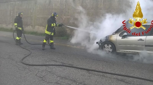 Auto in fiamme tra Vibo e Sant&#039;Onofrio, intervengono i Vigili del fuoco