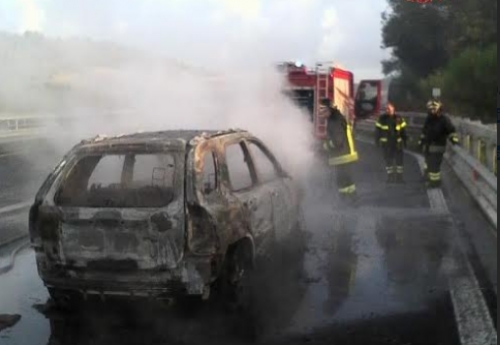 A2, auto distrutta da un incendio tra gli svincoli di Rosarno e Mileto