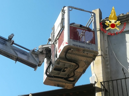 Maierato, i vigili del fuoco soccorrono un uomo bloccato sul tetto della propria abitazione