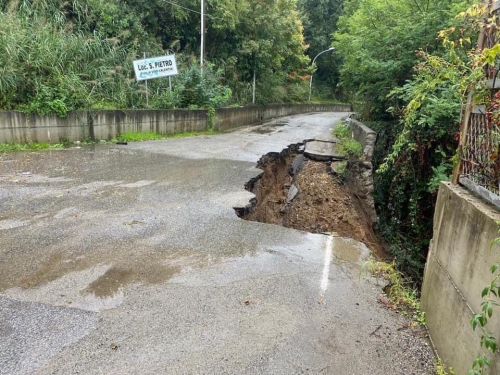 Allerta meteo, crolla una strada a Vibo - FOTO