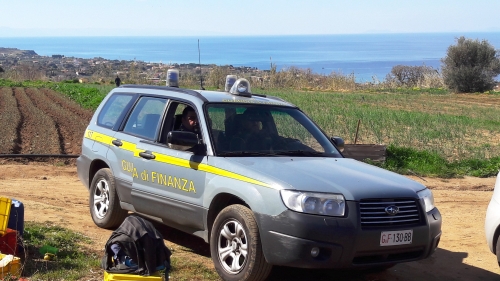 Lavoratori in nero sui campi della cipolla rossa, maxi sanzione a un imprenditore di Briatico