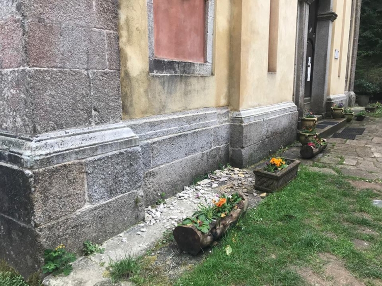 Serra, crolla un pezzo di intonaco della chiesa di Santa Maria - FOTO