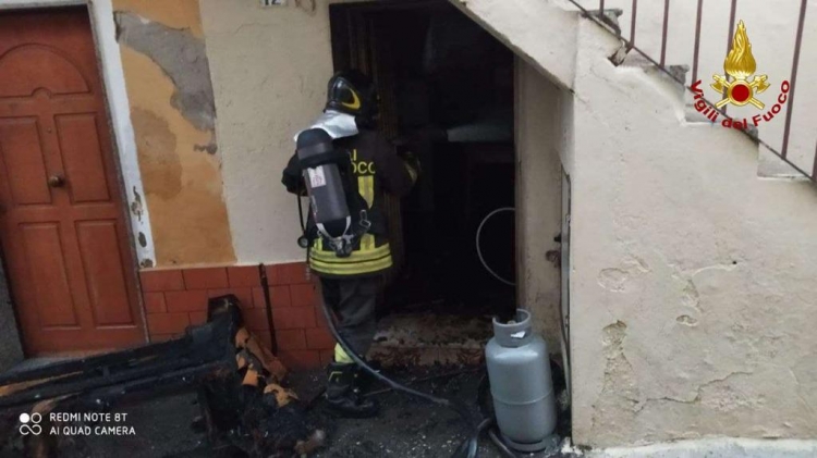 Incendio in un’abitazione a San Gregorio, sul posto i vigili del fuoco