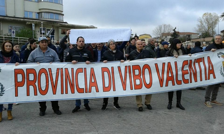 Vibo, monta di nuovo la protesta dei dipendenti della Provincia