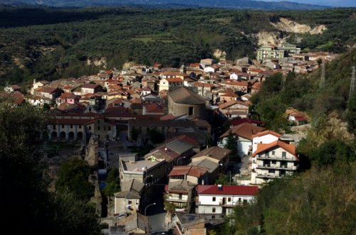 Tragedia a Soriano, precipita nel vuoto mentre lava i vetri: muore una donna