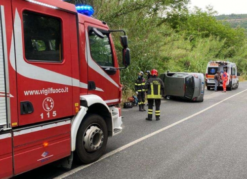 Incidente stradale nel Vibonese: si ribalta e viene estratto dall&#039;auto dai vigili del fuoco