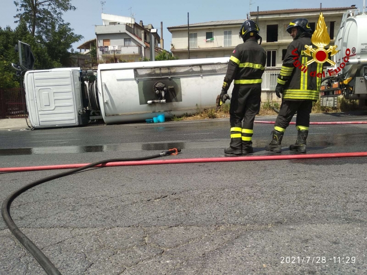 Cede il terreno e un’autocisterna si ribalta nel Vibonese