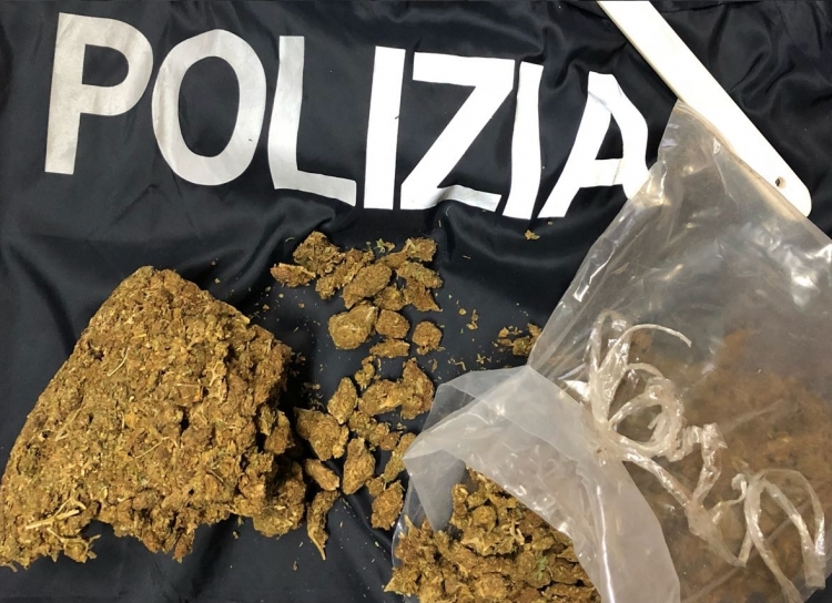 Faceva rientro al Cas con mezzo chilo di marijuana, arrestato un 25enne