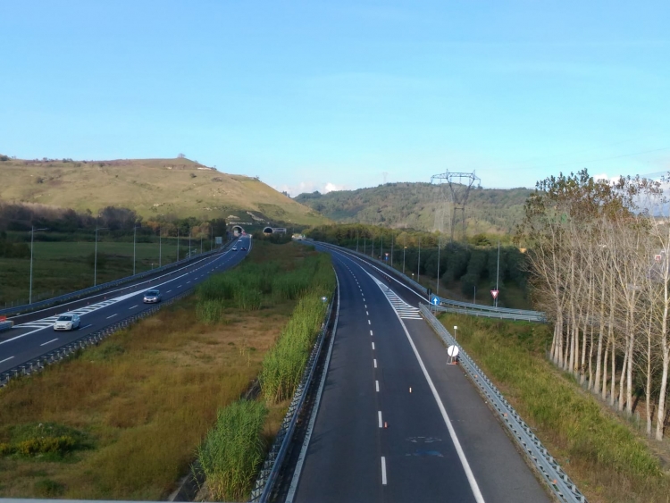 A2, aperto al traffico lo svincolo di Vazzano. “Combatto”: «Uno specchietto per le allodole»