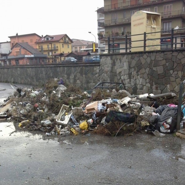 Serra, una discarica in pieno centro