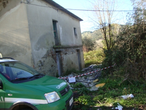 Scarti di marmo depositati vicino al fiume Angitola, una denuncia a Capistrano