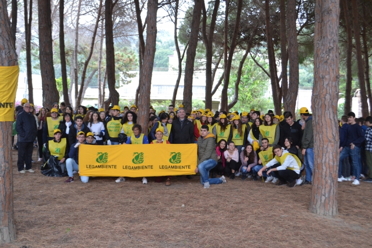 Legambiente Ricadi rimette a nuovo la pineta di Tropea assieme agli studenti