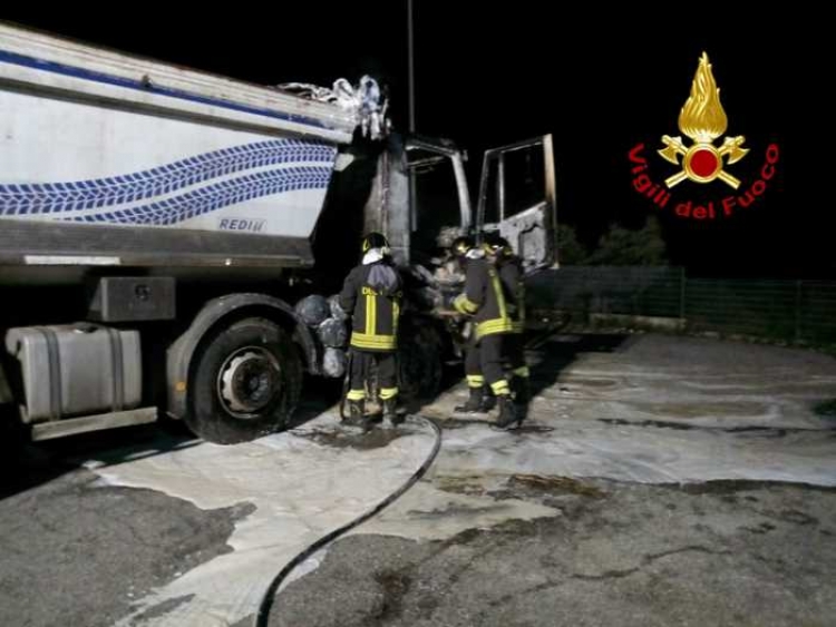 Autocarro in fiamme a Chiaravalle, non si esclude la pista dolosa