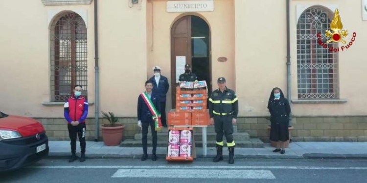 I vigili del fuoco di Vibo donano le colombe solidali dell’Unicef ai bambini delle famiglie bisognose