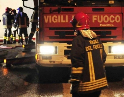 Auto in fiamme nella notte a Fabrizia