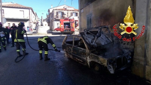 Incendio distrugge un’autovettura nel Vibonese