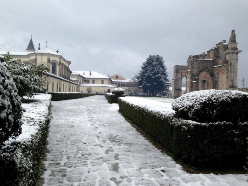 L&#039;interno della Certosa di Serra durante la nevicata (Foto Francesco A. Cuteri)