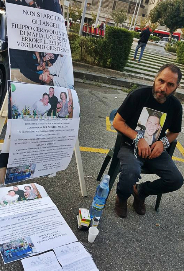 Caso Ceravolo, il papà di Filippo si incatena per protesta a Catanzaro