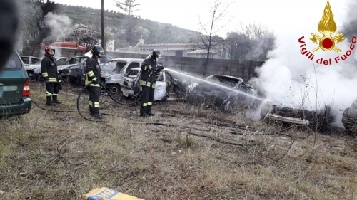 Incendio in un deposito a Parghelia, distrutte dieci auto