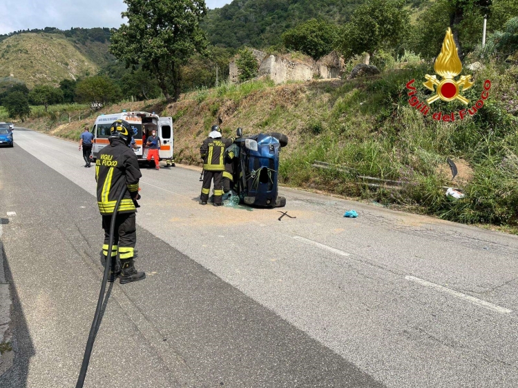 Si ribalta con l’auto nel Vibonese, una persona soccorsa dai sanitari del 118