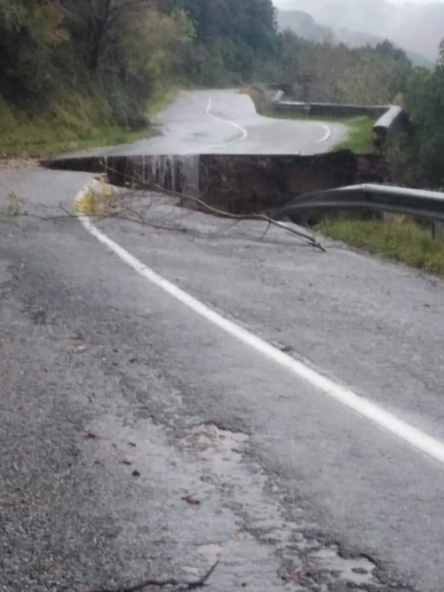 Maltempo, frana un pezzo di strada sul tratto che collega Serra a Monasterace