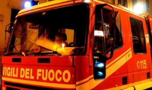 Auto in fiamme a Serra nella notte