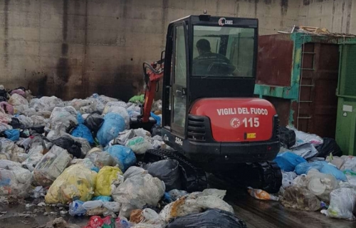 Intervento dei vigili del fuoco per un incendio nell’area di stoccaggio del Vibo Center