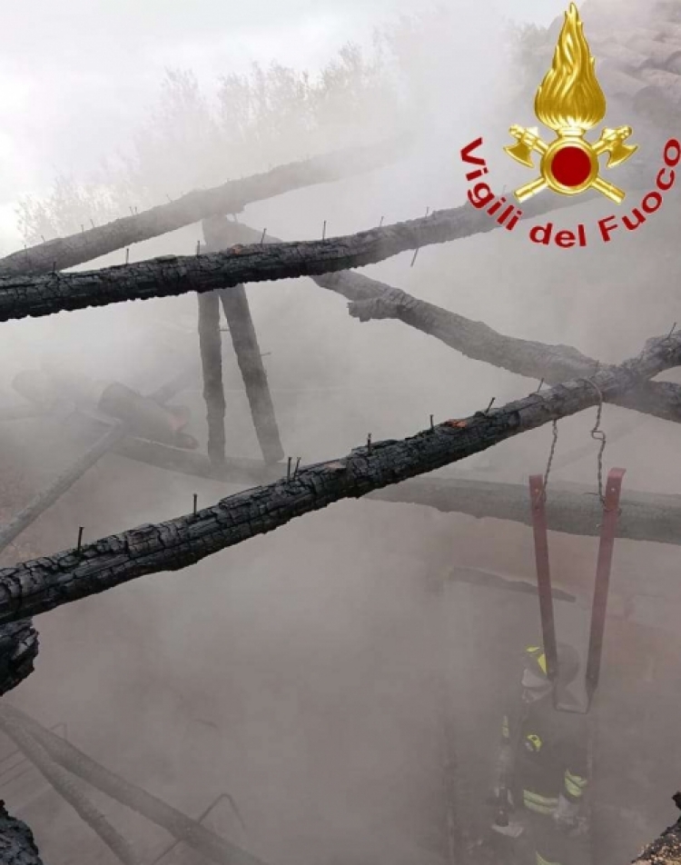 Limbadi, incendio in una casa disabitata