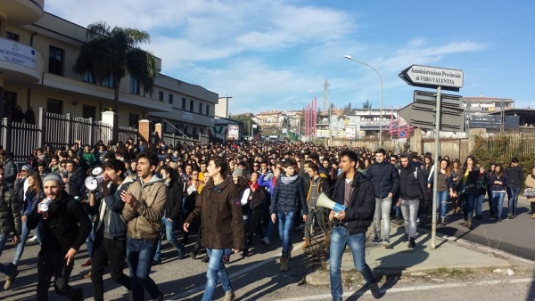 Vibo, caro biglietti e carenza di riscaldamenti: gli studenti scendono in piazza