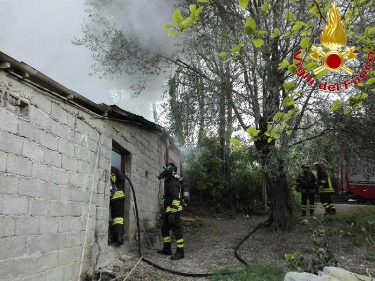 Incendio distrugge un magazzino nel Vibonese