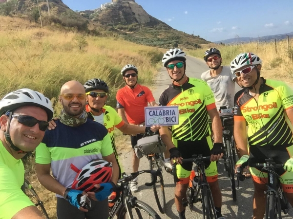 Da San Nicola dell’Alto a Serra San Bruno, partito il cicloviaggio “Calabria in bici”