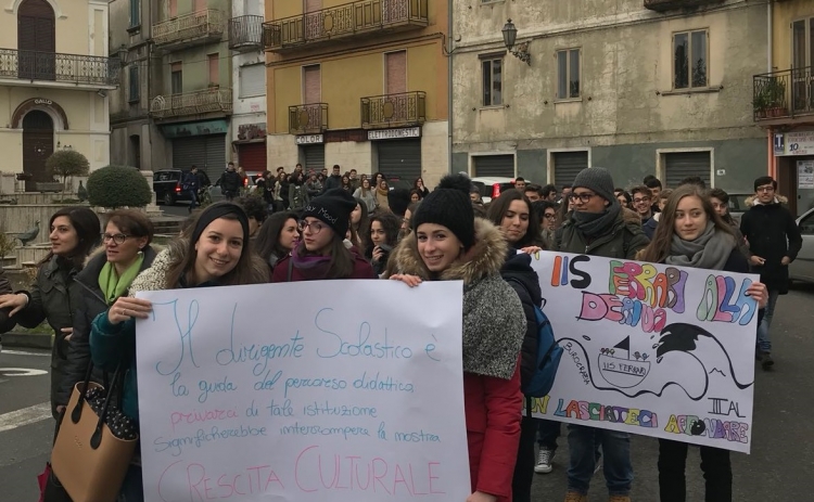 Gli studenti di Chiaravalle al fianco della dirigente scolastica