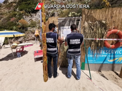 Sequestrata una struttura abusiva sulla spiaggia di Ricadi, una denuncia