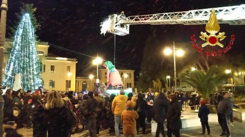 Vibo, la befana scende dalla torre del municipio e lancia caramelle e buoni regalo ai più piccoli